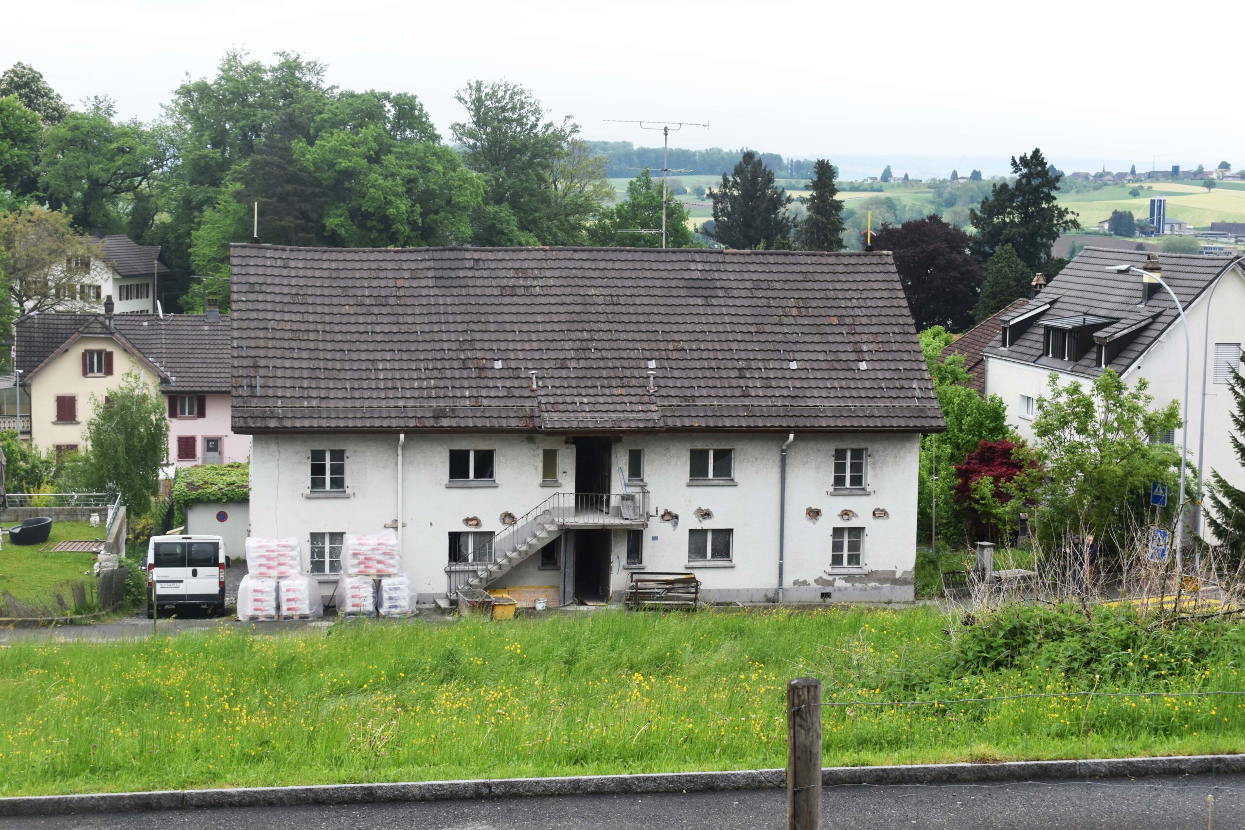 Foto des Mehrfamilienhauses in Hauptstrasse 66, 5736 Burg, komplette Aussenansicht von weiter weg