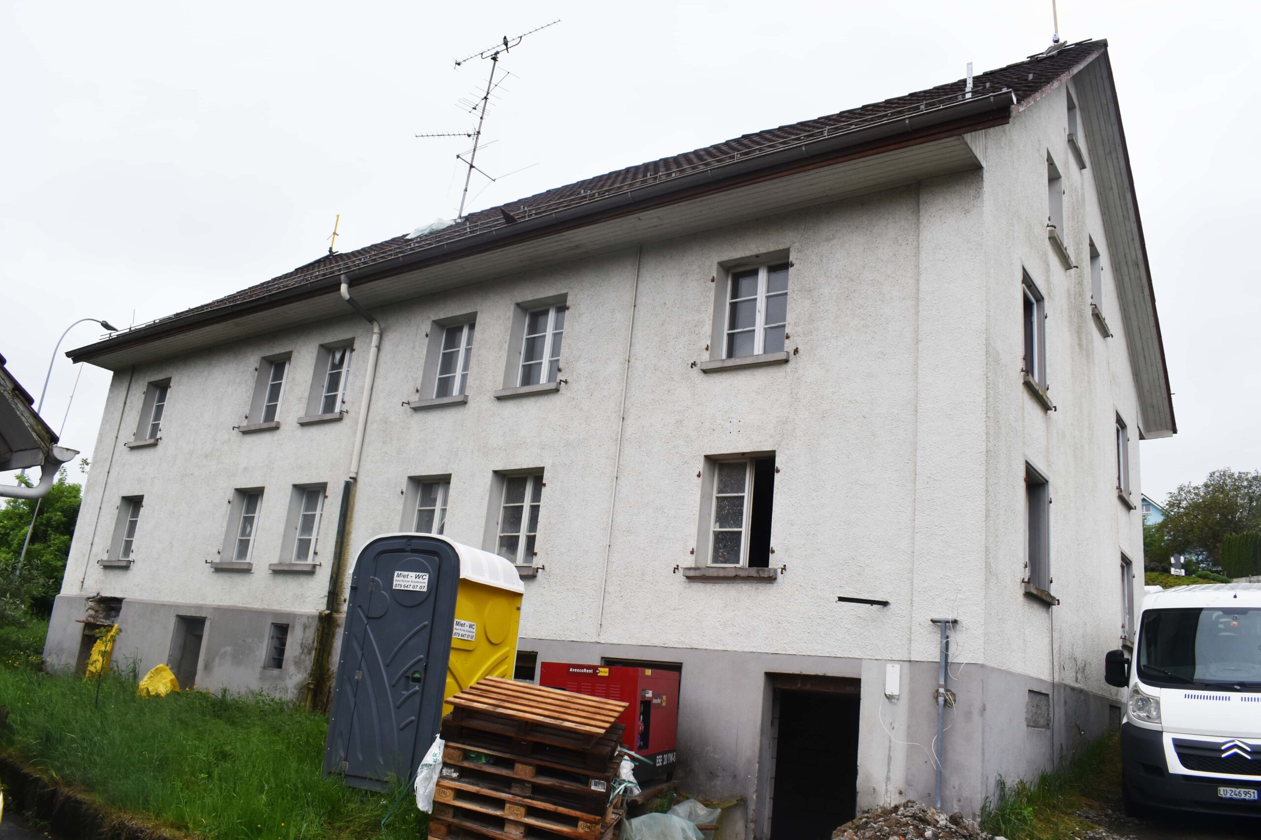 Foto des Mehrfamilienhauses in Hauptstrasse 66, 5736 Burg, komplette Aussenansicht von hinten