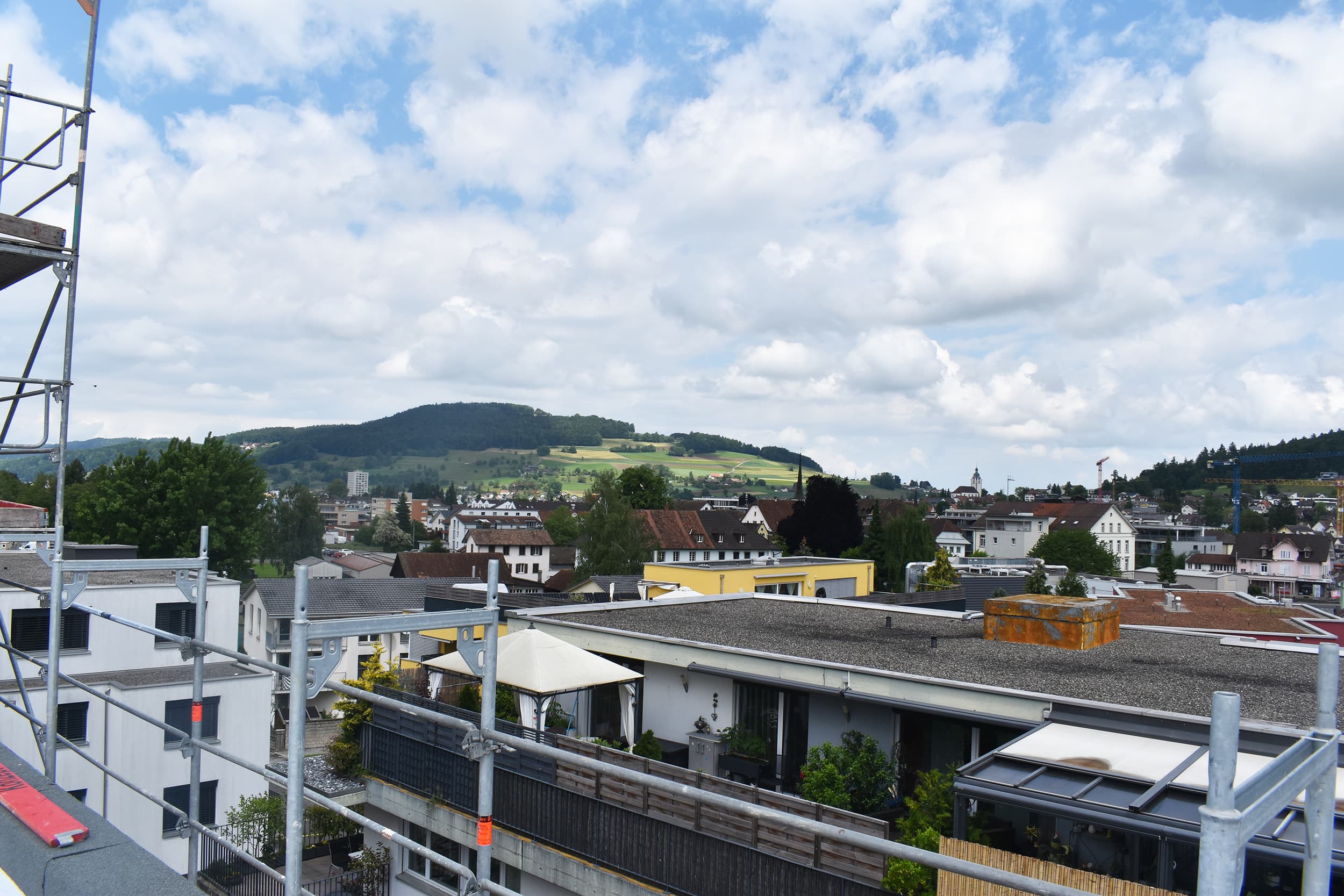 Foto der Attika 4.5 Zimmer Wohnung in Winkelstrasse 26, 5734 Reinach, mit anderem Ausblick über das Dorf
