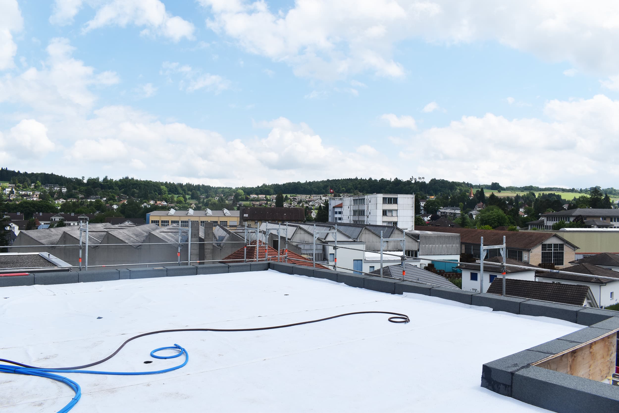 Foto der Attika 4.5 Zimmer Wohnung in Winkelstrasse 26, 5734 Reinach, mit Ausblick über das Dorf