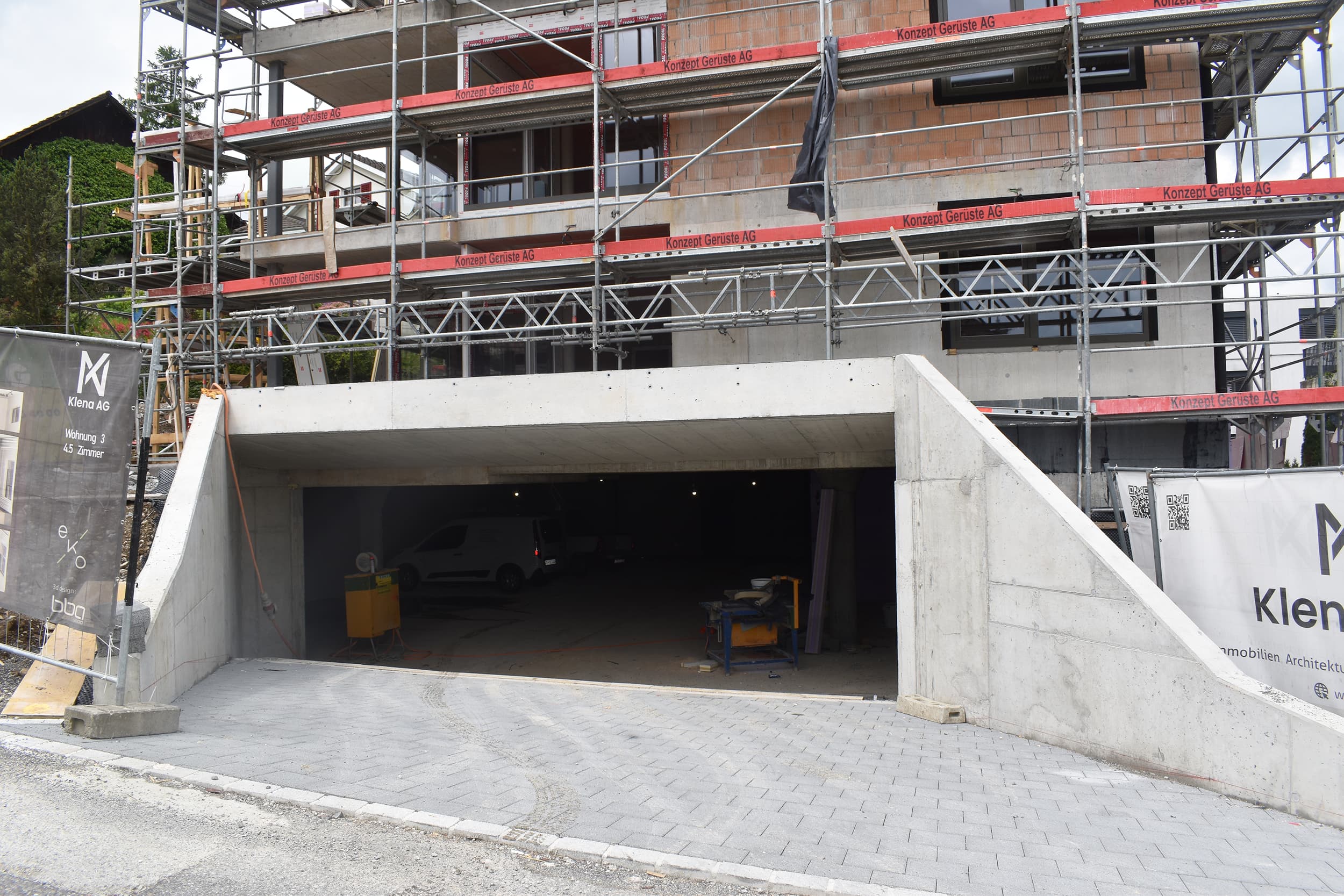 Foto der Einfahrt des Mehrfamilienhauses in Winkelstrasse 26, 5734 Reinach