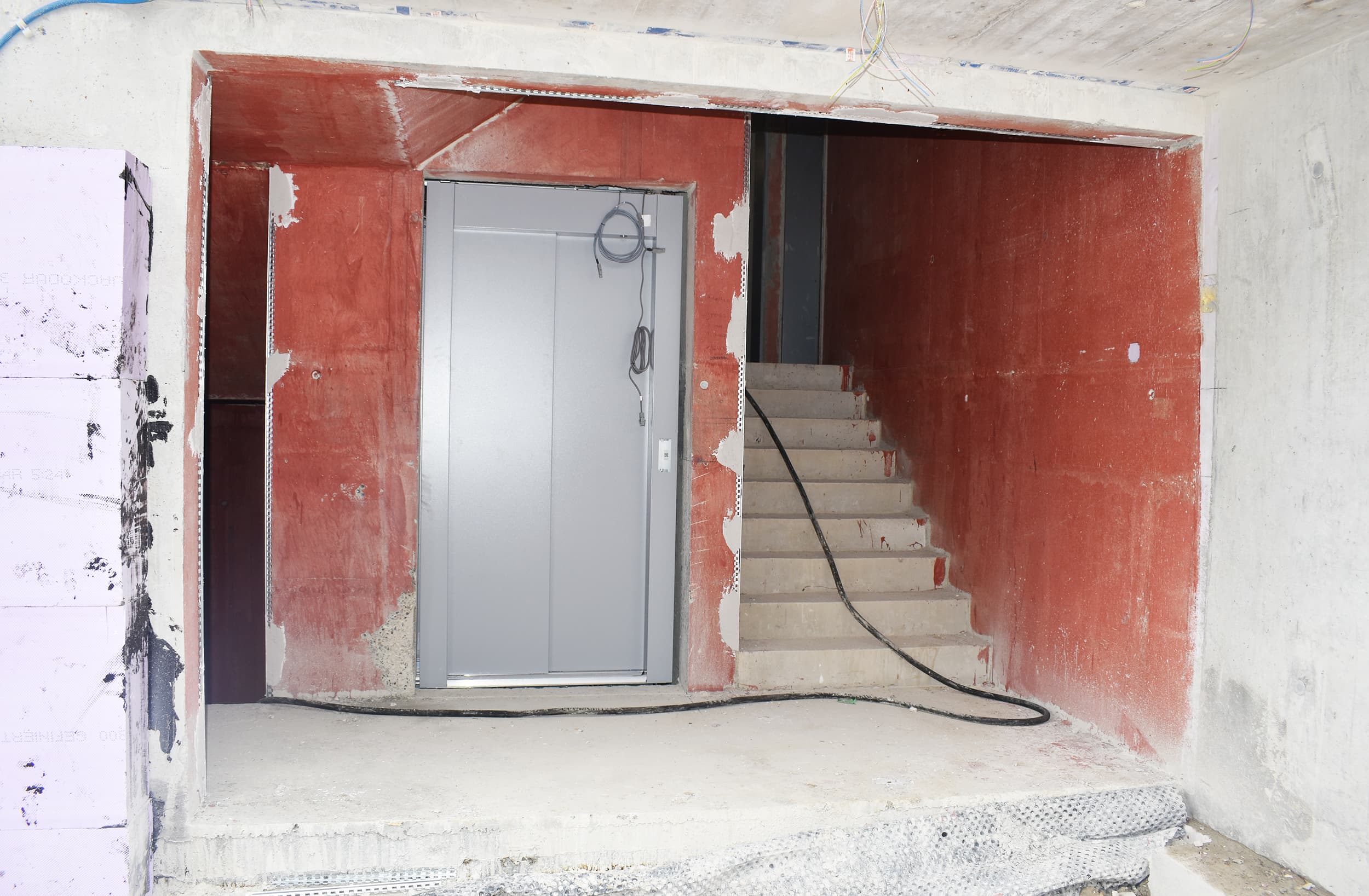 Foto des Treppenhauses des Mehrfamilienhauses in Winkelstrasse 26, 5734 Reinach, mit Lift