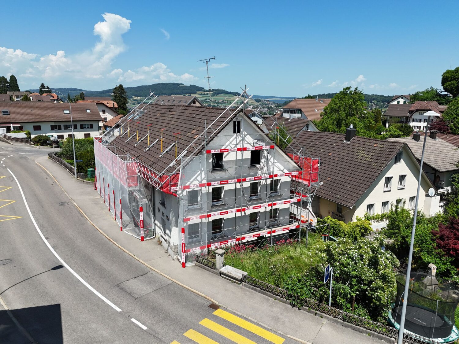 Seitliche Aussenansicht des aktuellen Standes vom MFH in 5736 Burg mit Garten