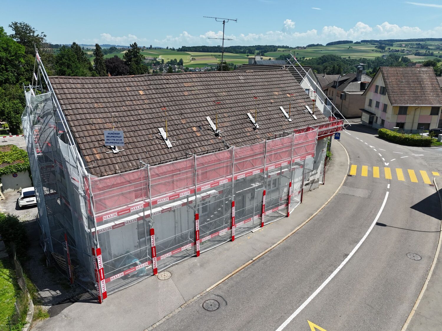 Seitliche Aussenansicht des aktuellen Standes vom MFH in 5736 Burg
